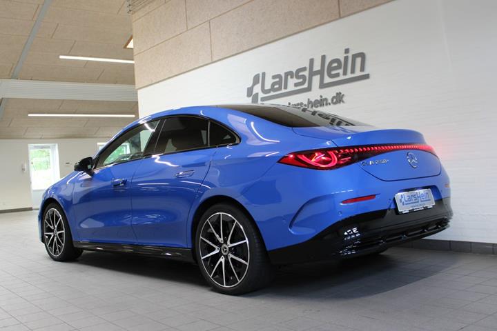 Blå Mercedes CLA250+ fra 2025