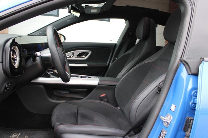 Blå Mercedes CLA250+ fra 2025