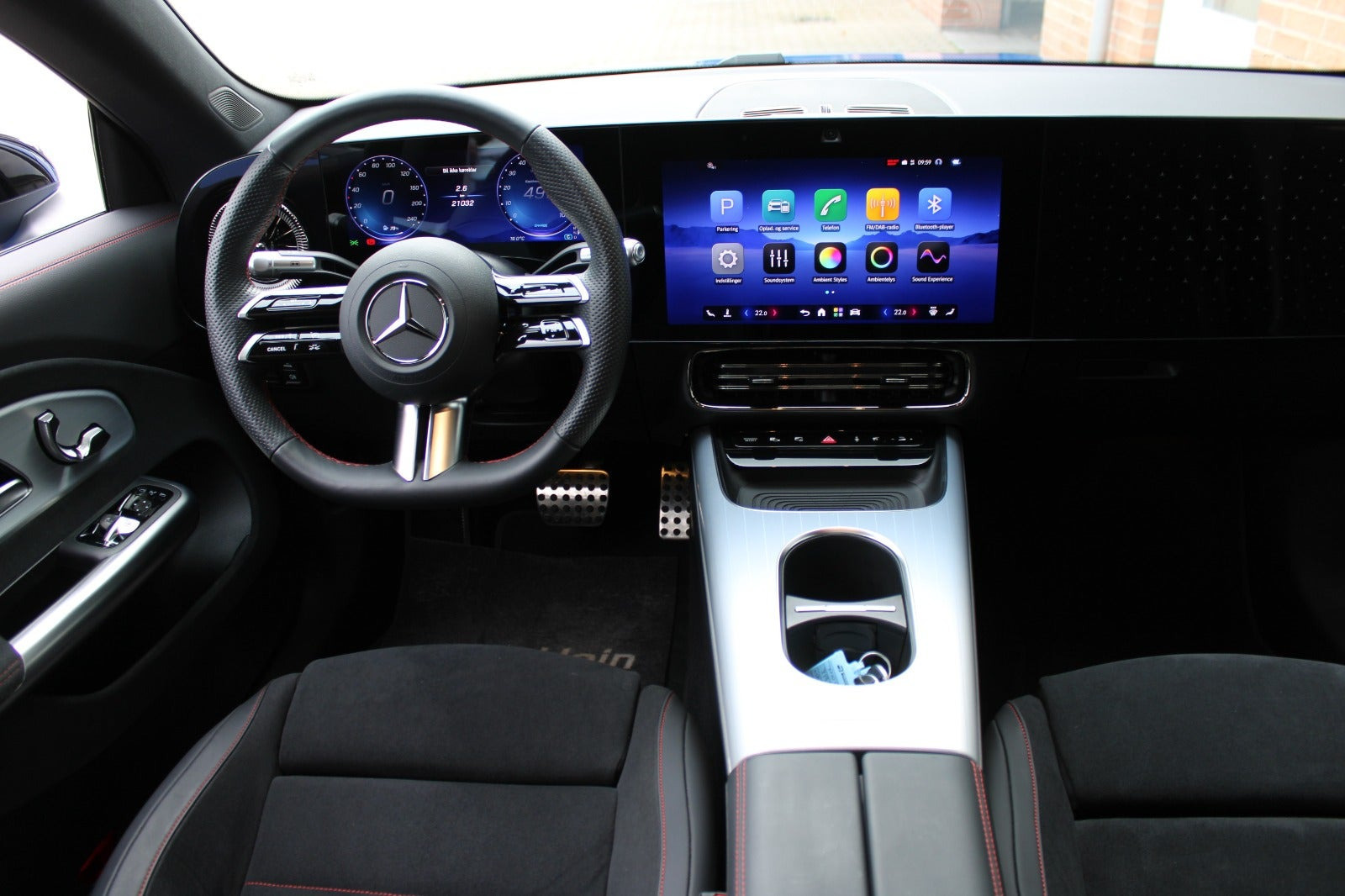 Blå Mercedes CLA250+ fra 2025