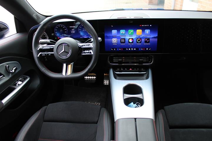 Blå Mercedes CLA250+ fra 2025