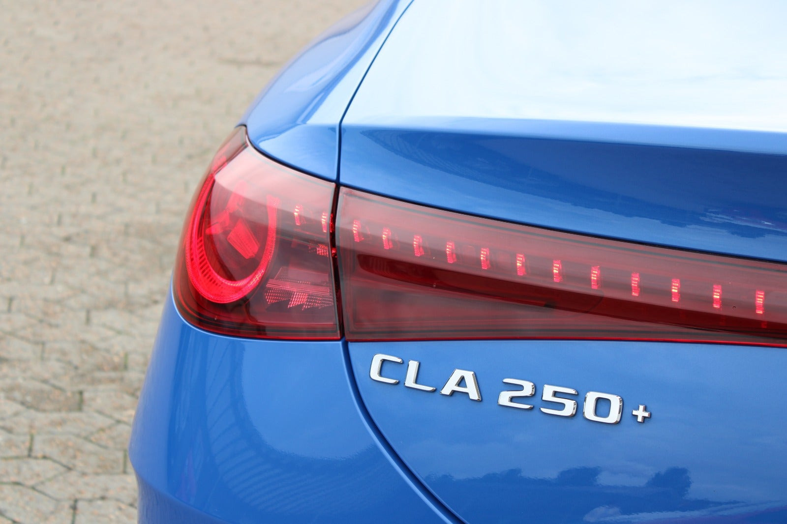 Blå Mercedes CLA250+ fra 2025