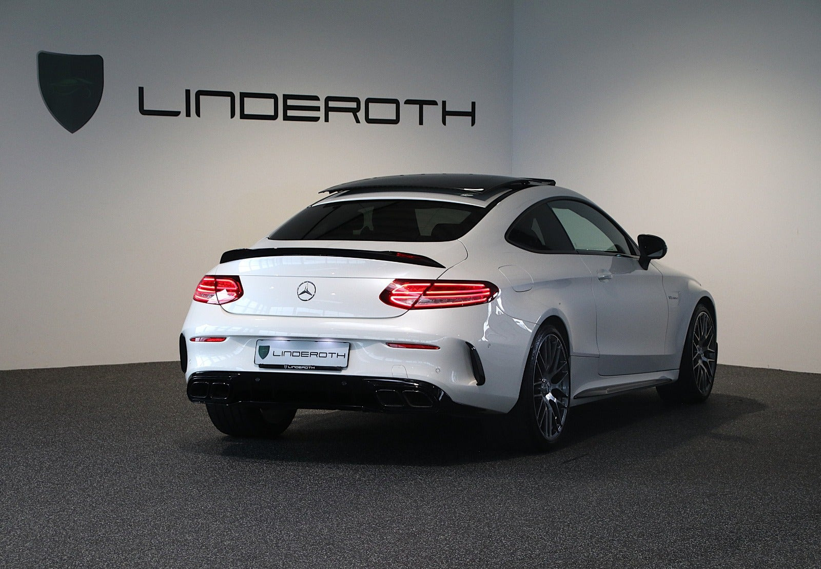 Hvid Mercedes C63 fra 2023