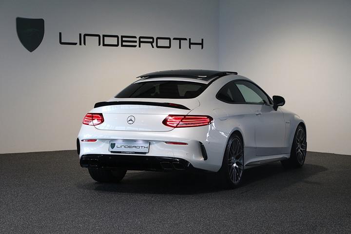 Hvid Mercedes C63 fra 2023