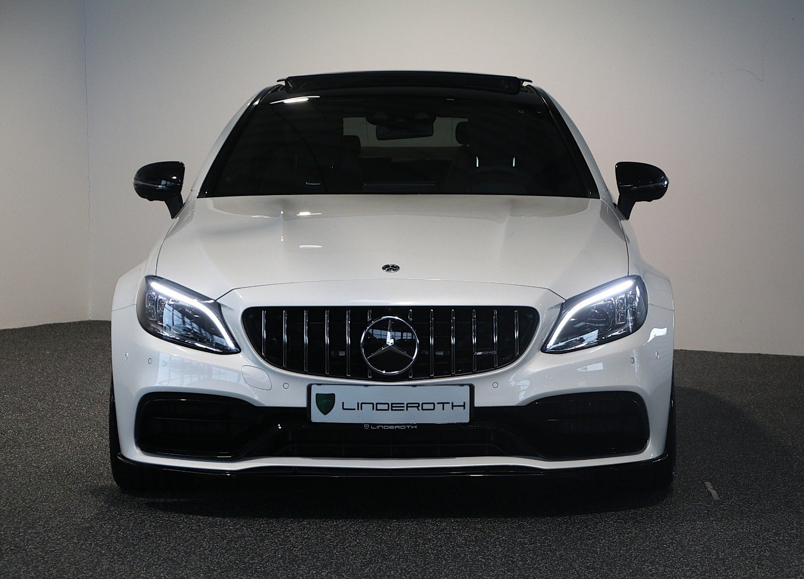 Hvid Mercedes C63 fra 2023
