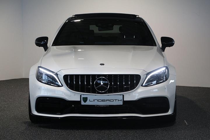Hvid Mercedes C63 fra 2023
