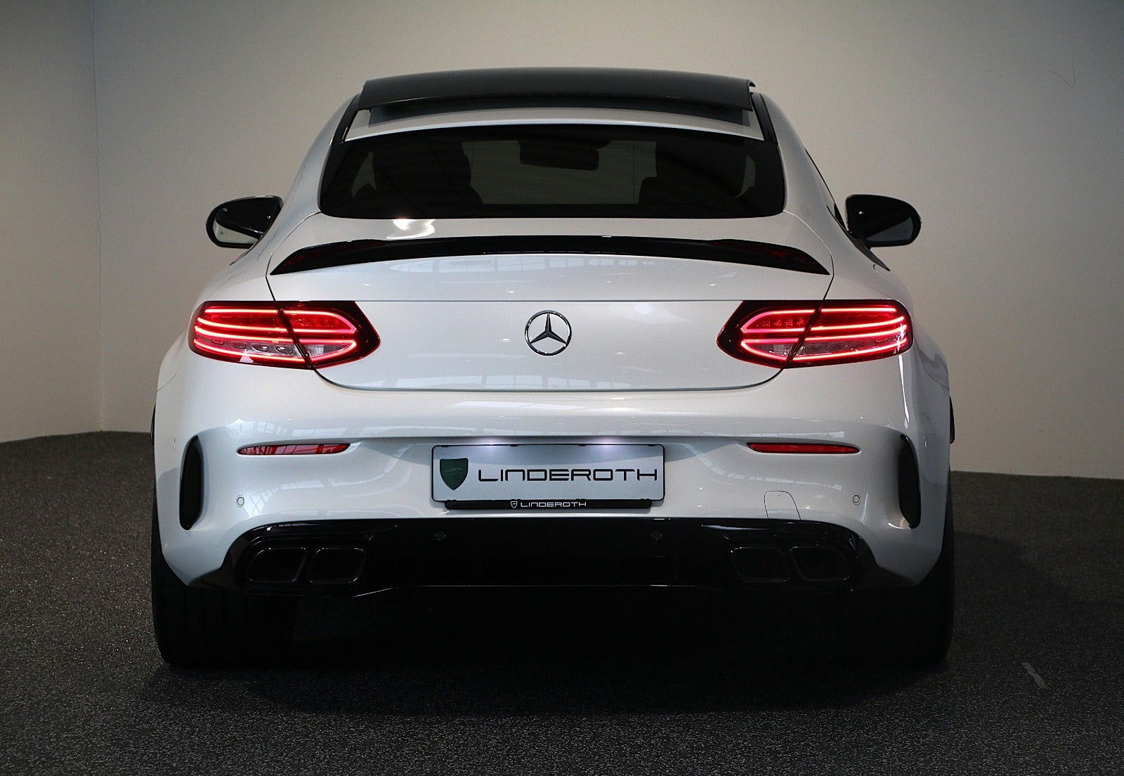 Hvid Mercedes C63 fra 2023