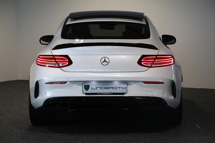 Hvid Mercedes C63 fra 2023