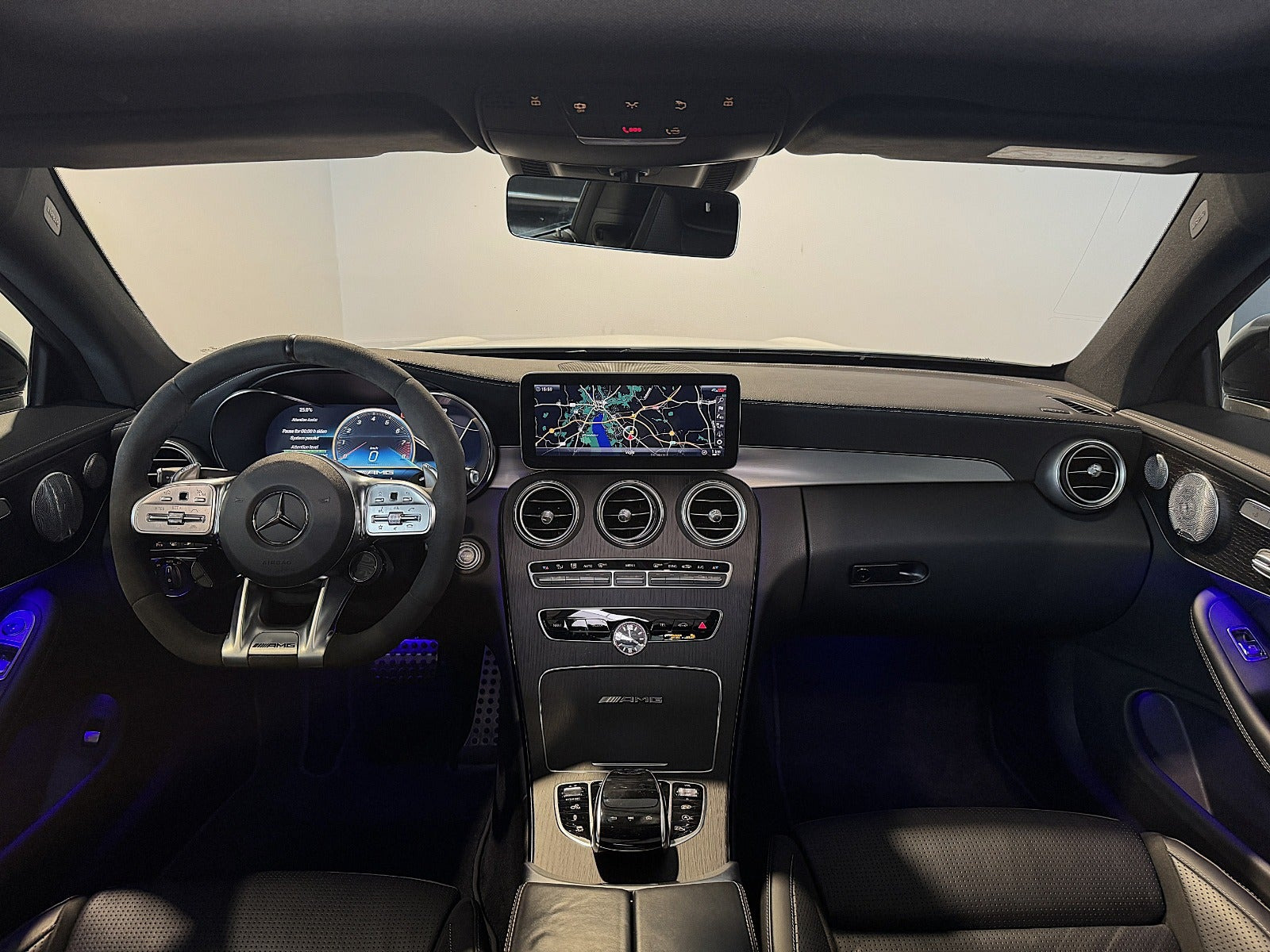 Hvid Mercedes C63 fra 2023