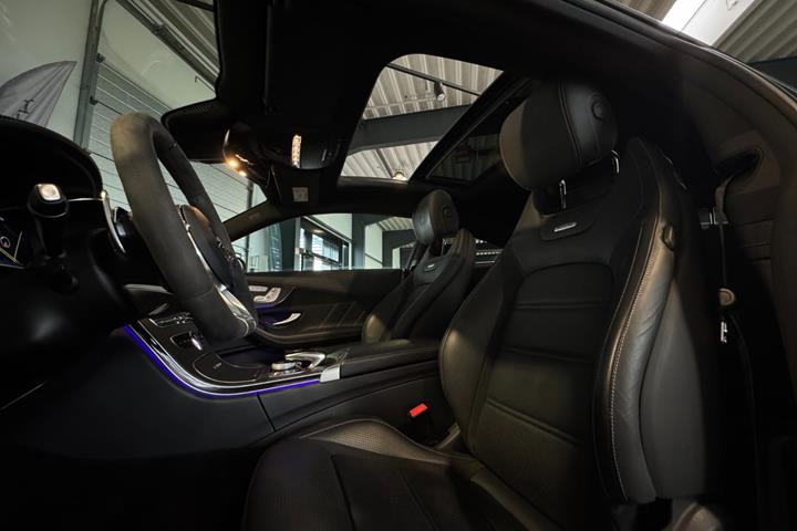 Hvid Mercedes C63 fra 2023