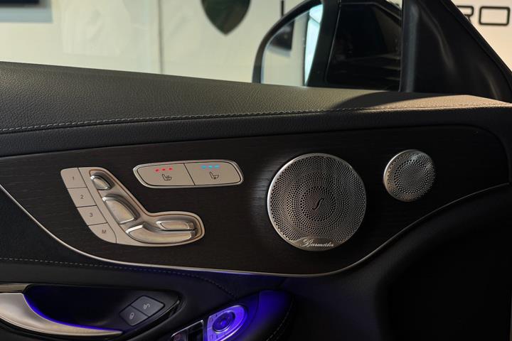 Hvid Mercedes C63 fra 2023