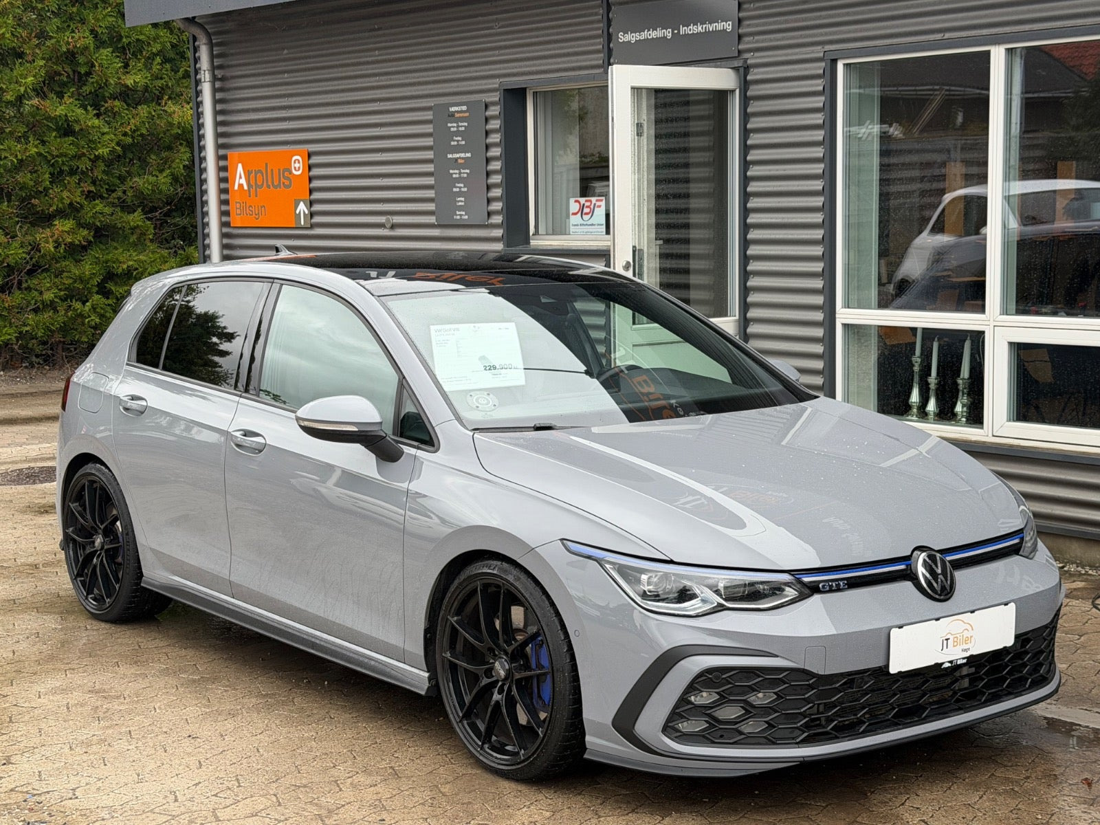 Grå VW Golf VIII fra 2021