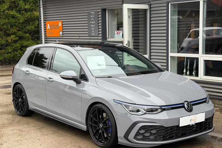 Grå VW Golf VIII fra 2021