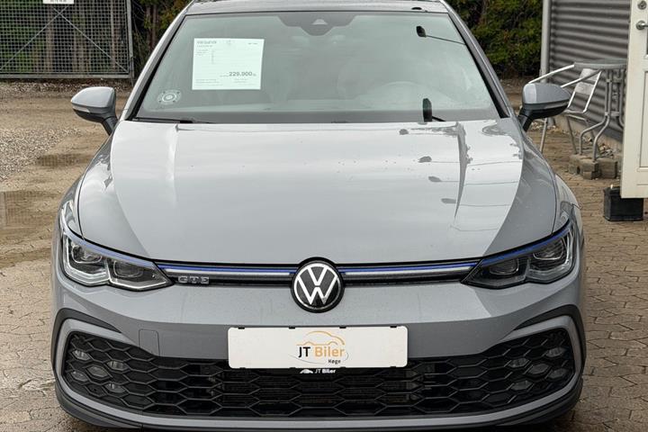 Grå VW Golf VIII fra 2021