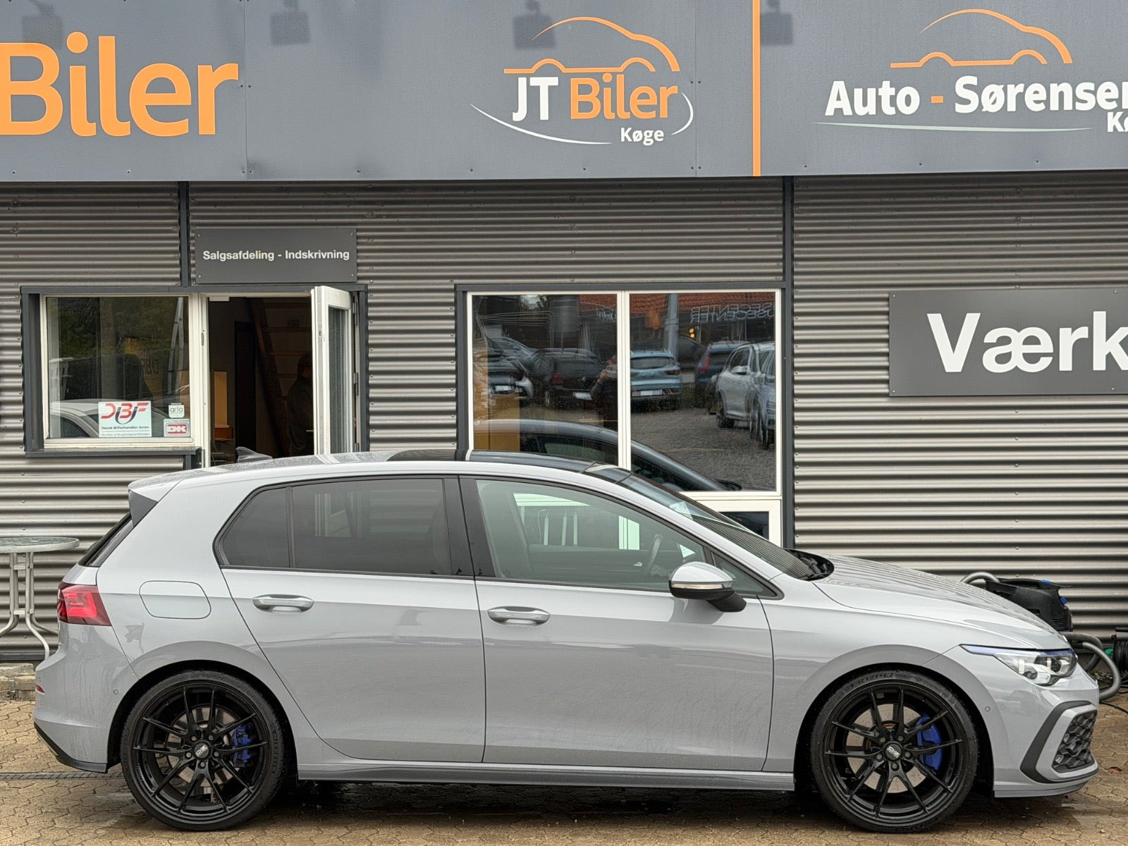 Grå VW Golf VIII fra 2021