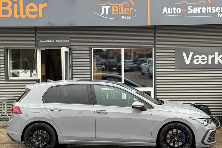 Grå VW Golf VIII fra 2021