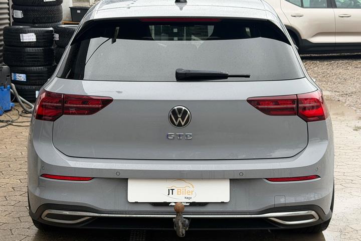 Grå VW Golf VIII fra 2021