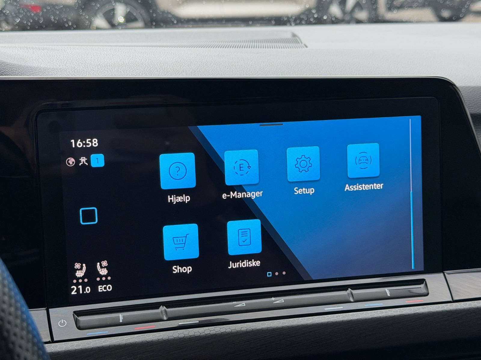Grå VW Golf VIII fra 2021
