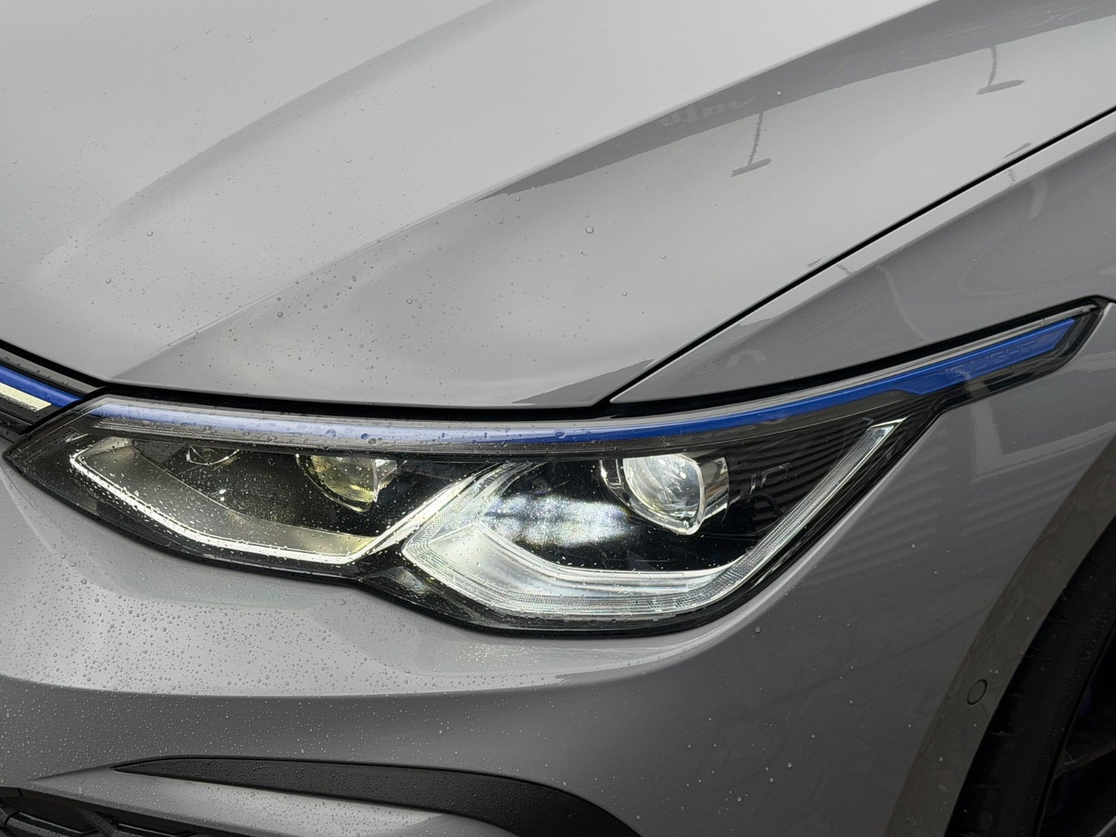 Grå VW Golf VIII fra 2021