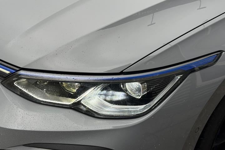 Grå VW Golf VIII fra 2021