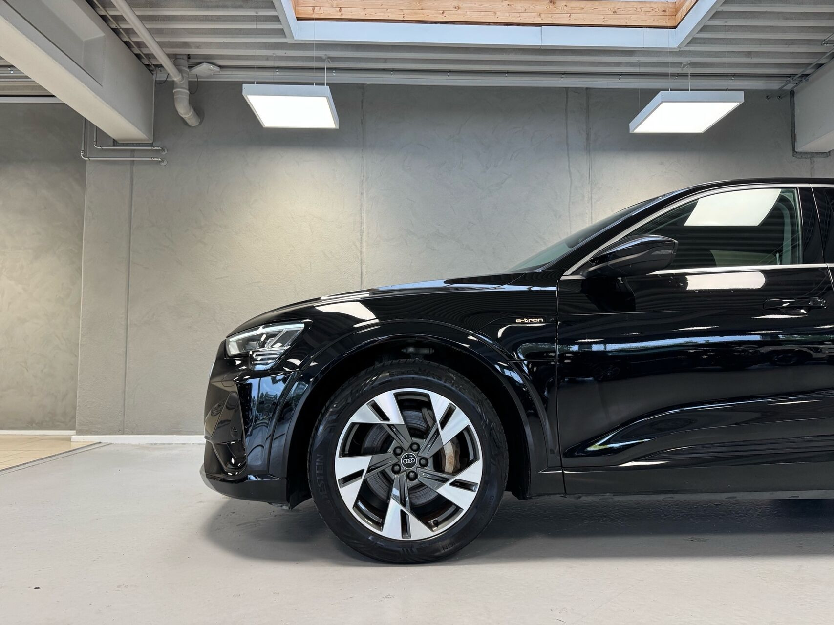 Sort Audi e-tron fra 2022