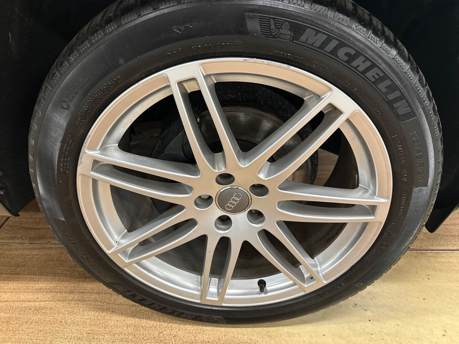 Grå Audi Q5 fra 2013