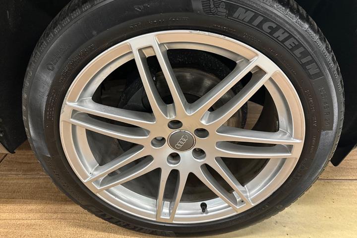 Grå Audi Q5 fra 2013