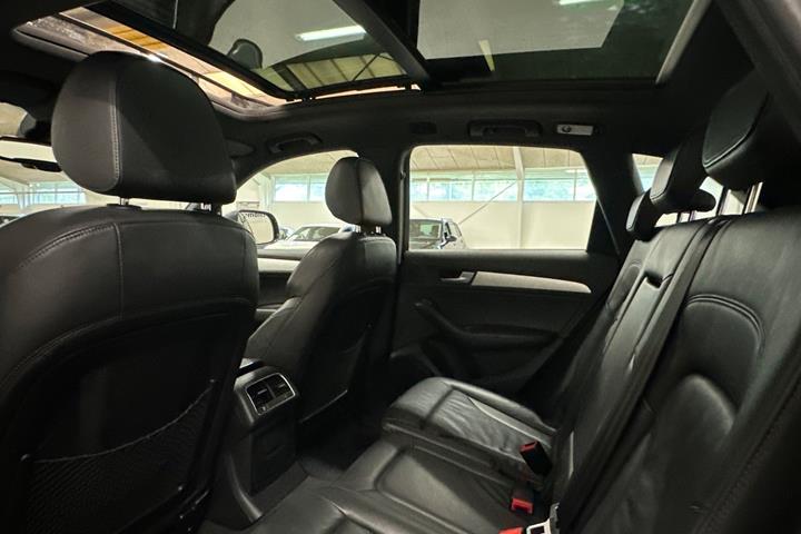 Grå Audi Q5 fra 2013