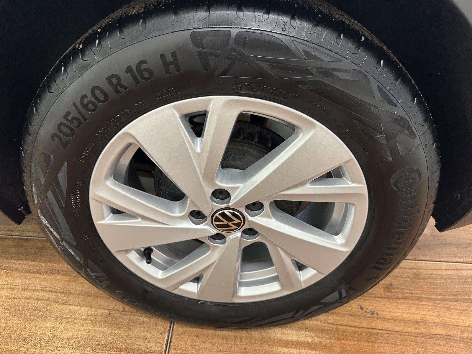 Sølv VW Taigo fra 2022