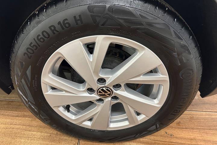 Sølv VW Taigo fra 2022