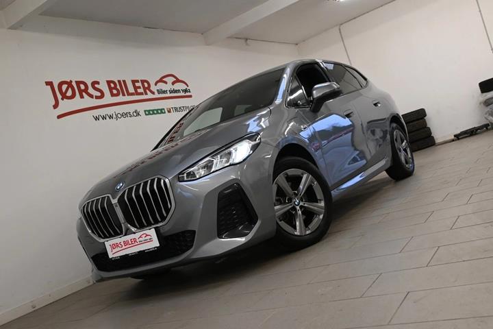 Grå BMW 225e fra 2023