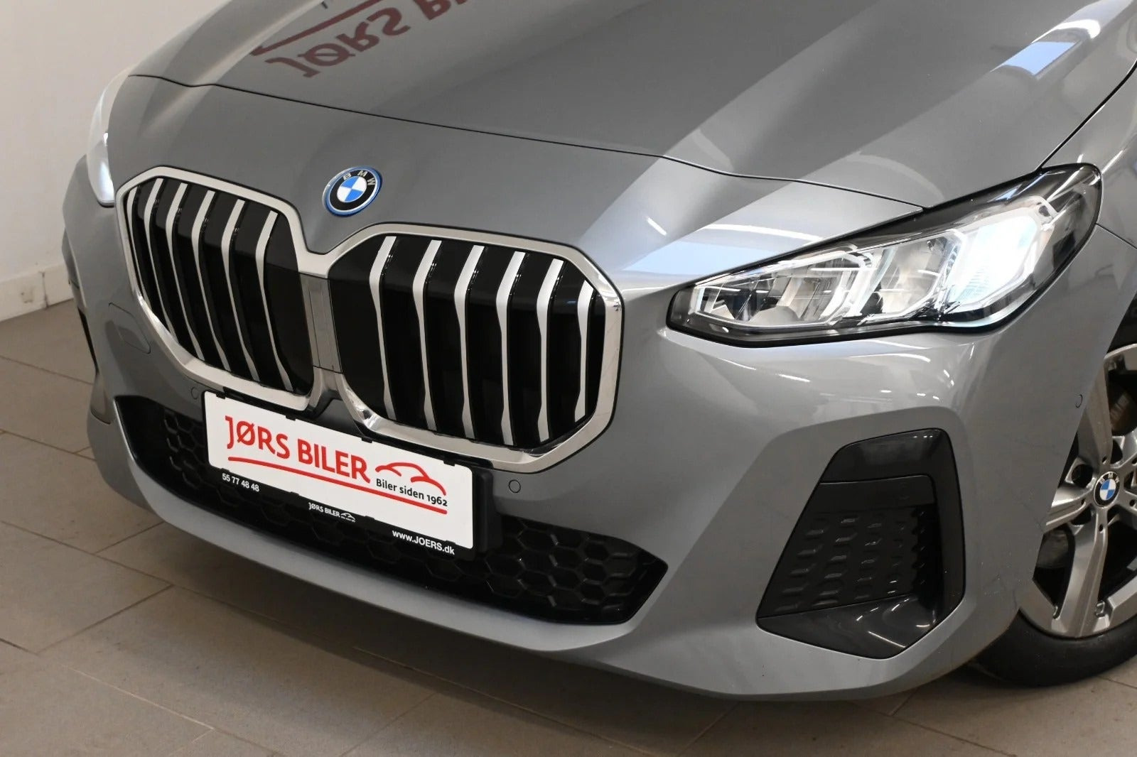 Grå BMW 225e fra 2023