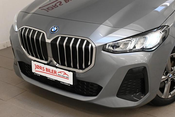 Grå BMW 225e fra 2023