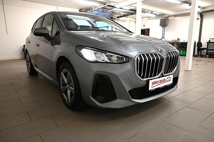 Grå BMW 225e fra 2023