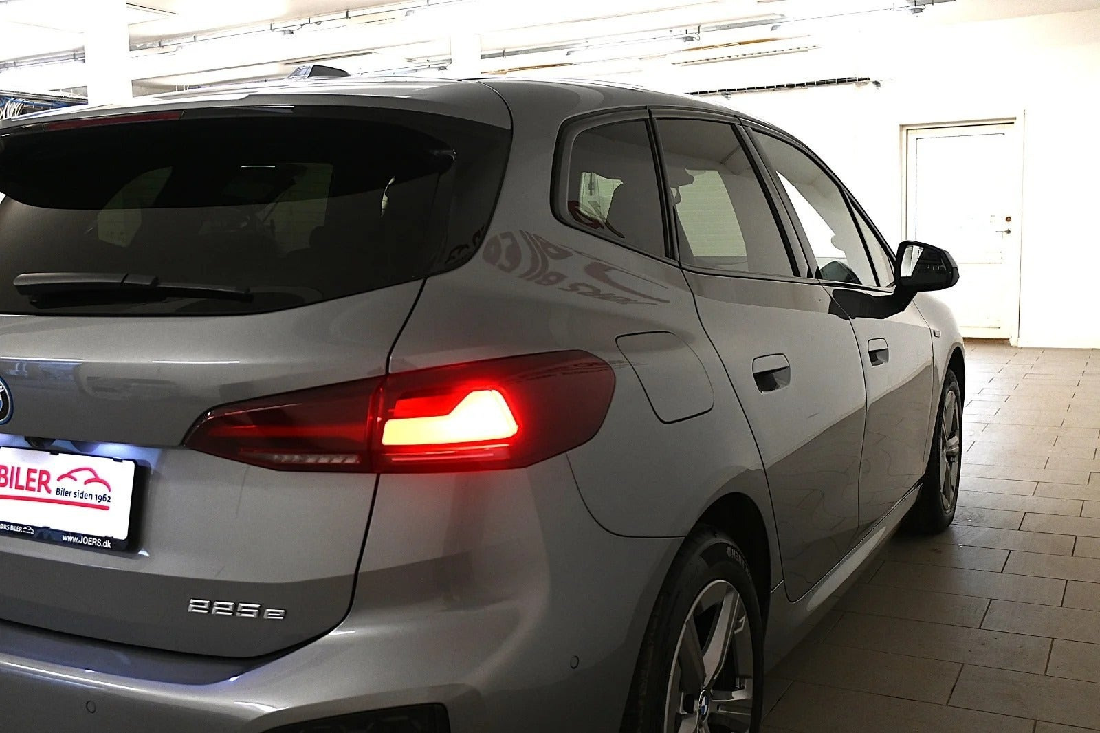 Grå BMW 225e fra 2023