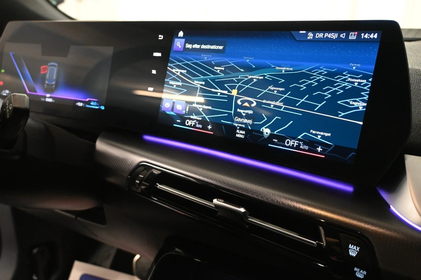Grå BMW 225e fra 2023