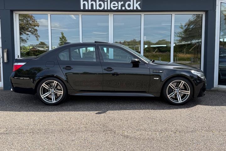 Sort BMW M5 fra 2006