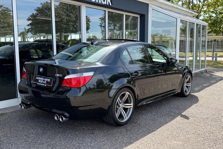 Sort BMW M5 fra 2006