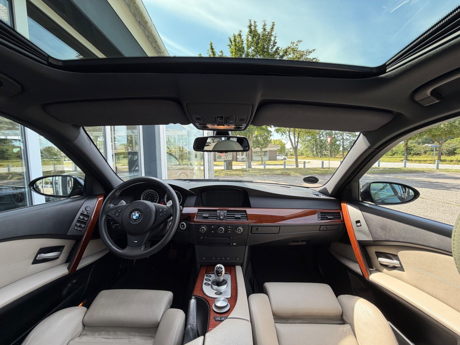 Sort BMW M5 fra 2006