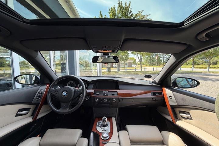 Sort BMW M5 fra 2006