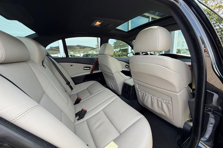 Sort BMW M5 fra 2006