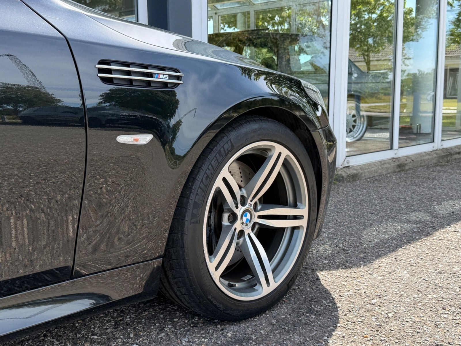 Sort BMW M5 fra 2006