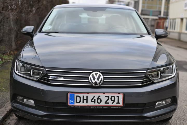 Grå VW Passat fra 2017