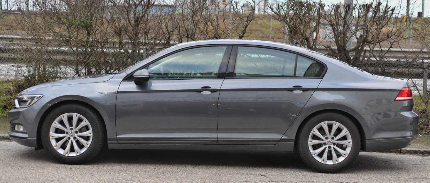 Grå VW Passat fra 2017