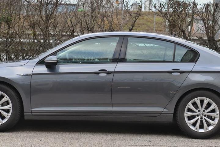 Grå VW Passat fra 2017