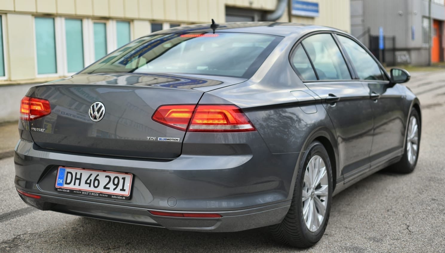 Grå VW Passat fra 2017