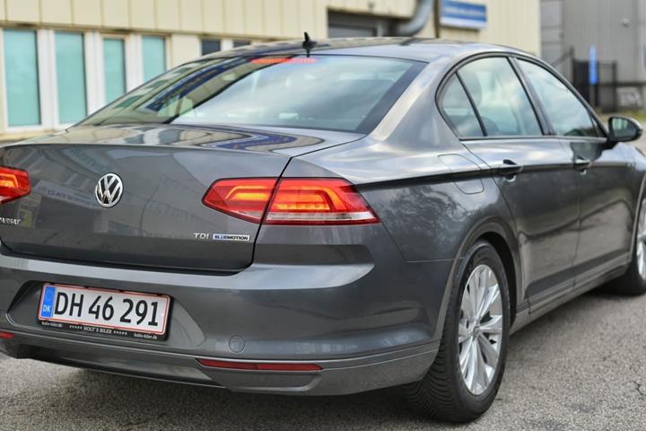 Grå VW Passat fra 2017