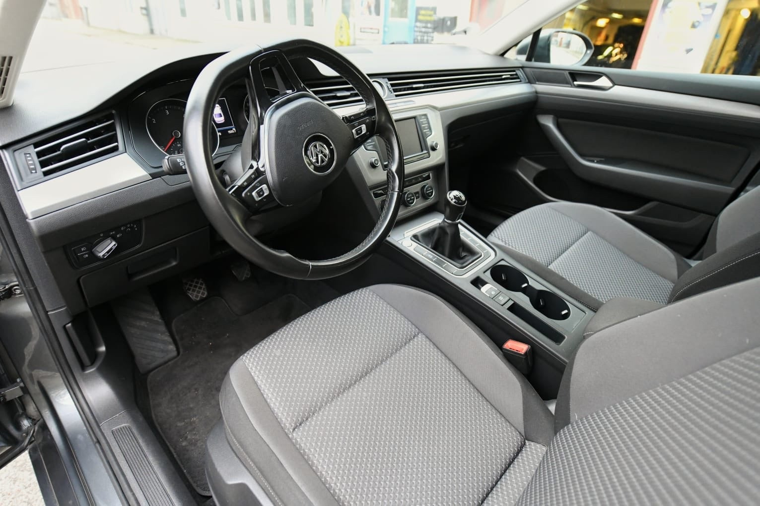 Grå VW Passat fra 2017