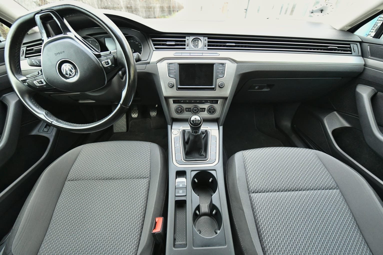 Grå VW Passat fra 2017