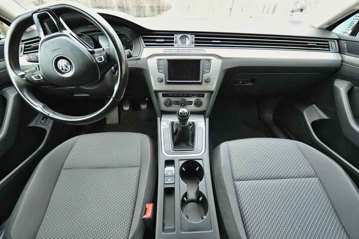 Grå VW Passat fra 2017