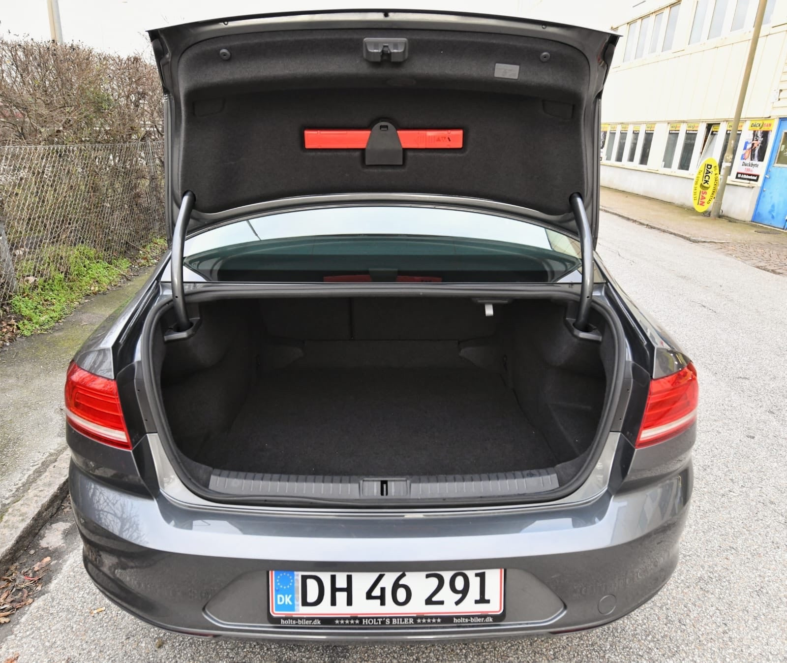 Grå VW Passat fra 2017